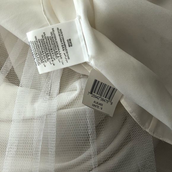 Gorgeous white scalloped detail BCBG dress size 8 - Picture 9 of 14